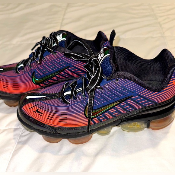NikeVaporMax360. W size 6.5. Multi color, iridescent great condition shoes. π©· - Picture 2 of 16